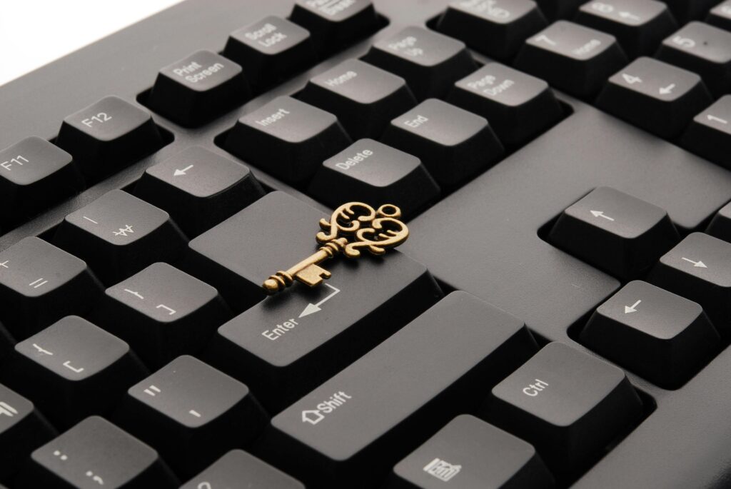 Jak Często Wyszukiwane w Google: Klucz do Zrozumienia Trendów Close-up of an ornate vintage key placed on a modern computer keyboard.