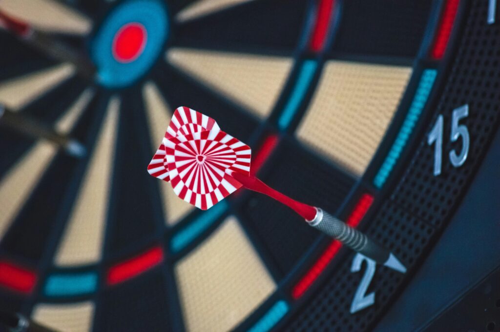 Jak Polepszyć Pozycjonowanie Strony: Kluczowe Strategie A dart striking the bullseye on a dartboard, showcasing precision and accuracy.